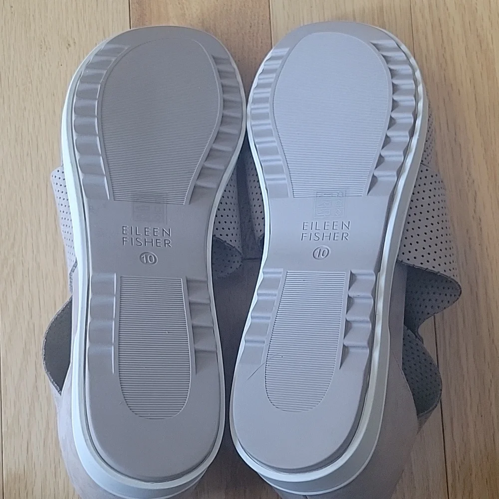 Eileen Fisher Voice Nubuck Sandal in Earth
